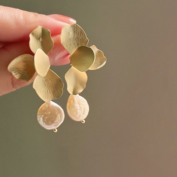 Irregular Retro Metal Petal Pearl Pendant Earrings - Picture 3 of 6